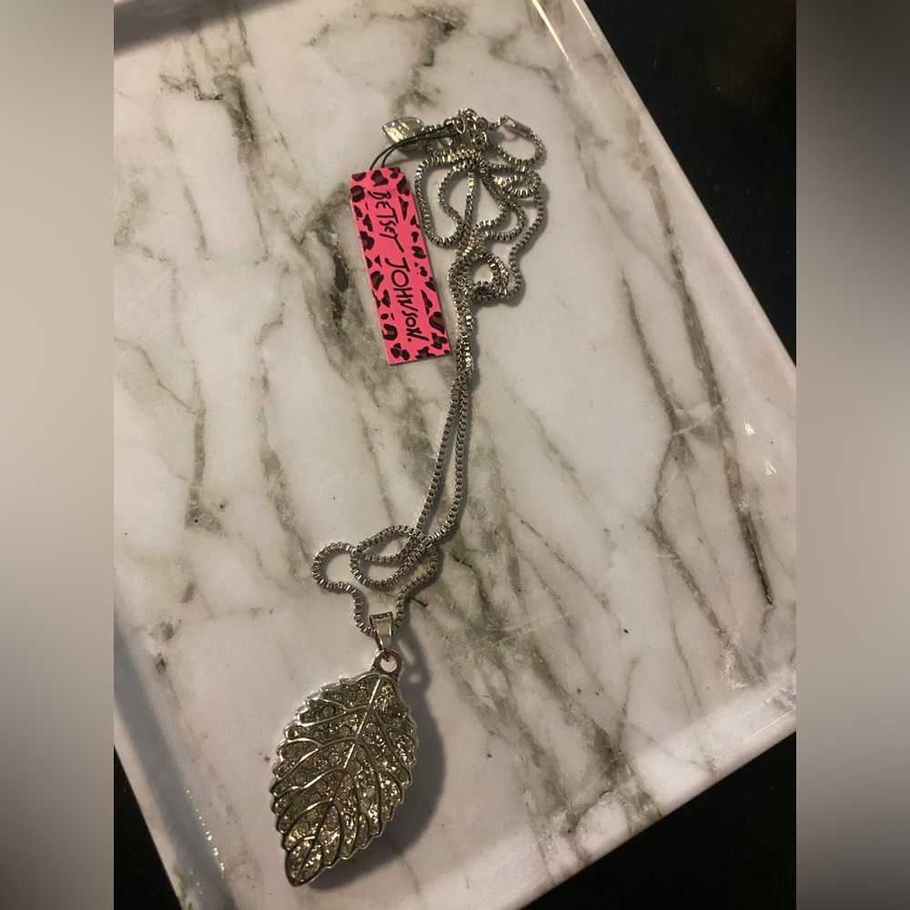 NWT Betsey Johnson Leaf Necklace